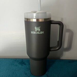 STANLEY THE QUENCHER H2.0 FLOWSTATE TUMBLER 40 OZ  CHARCOAL  -